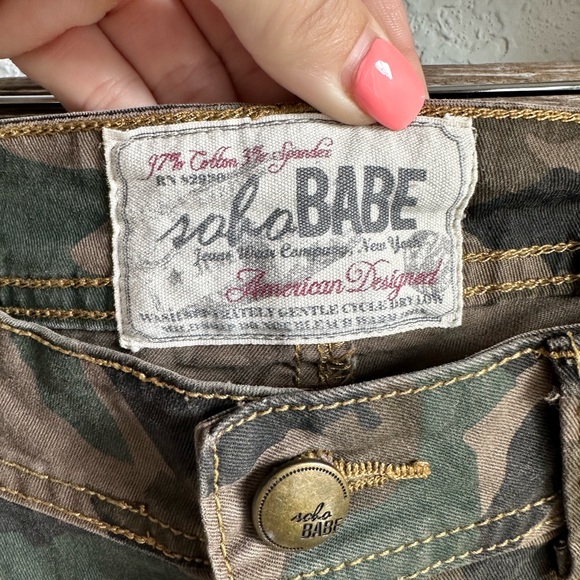Soho Babe Distressed Camo Skinny Pants sz: 7 - Picture 4 of 7